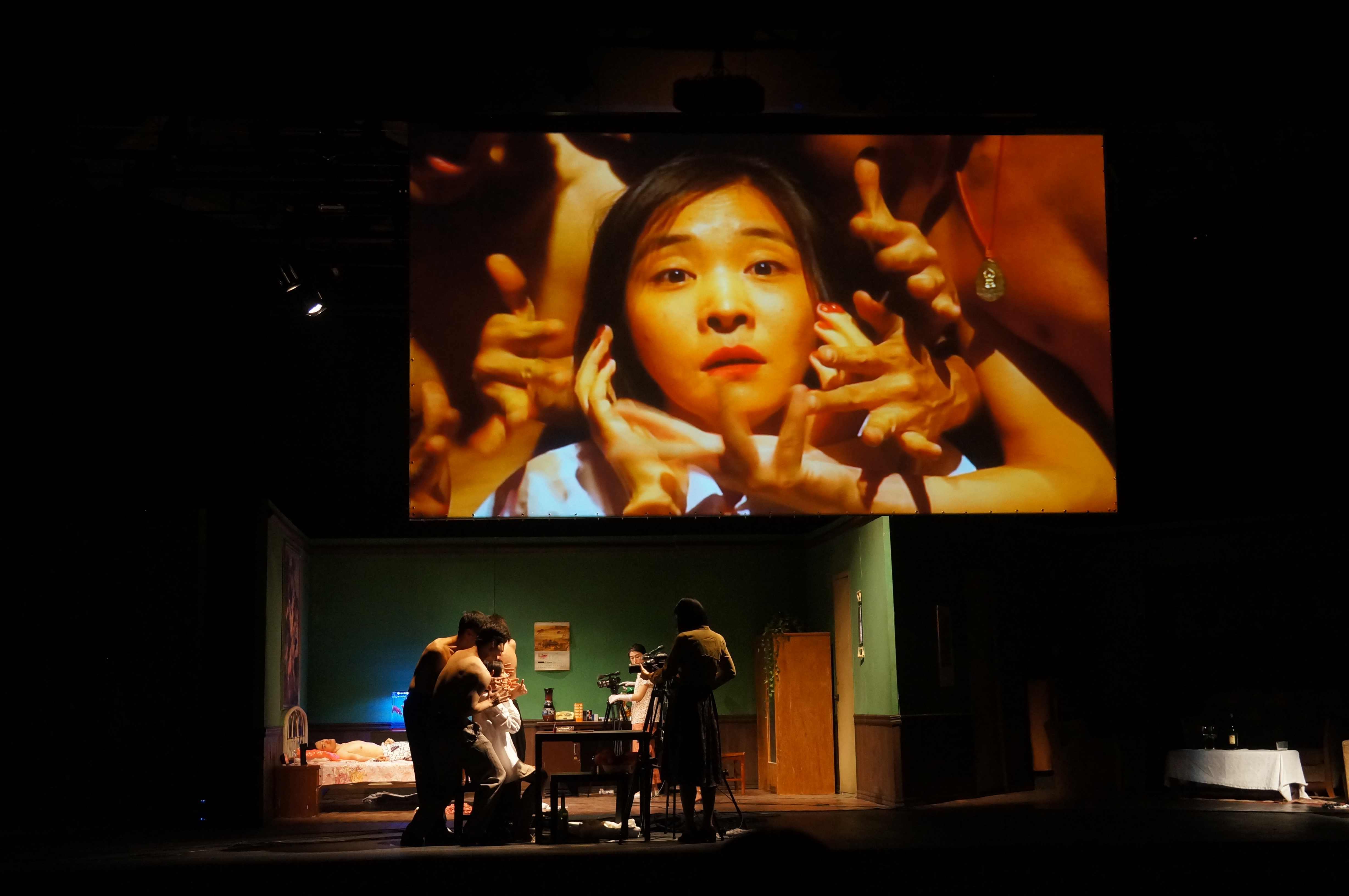王翀的《雷雨 2.0》以中國現代經典劇目《雷雨》為藍本，作品活用錄像、投影等多媒體表現手法，探索當代敘事形式 © 薪傳實驗劇團提供